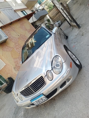 Mercedes-Benz dans Tripoli - e320 model 2003